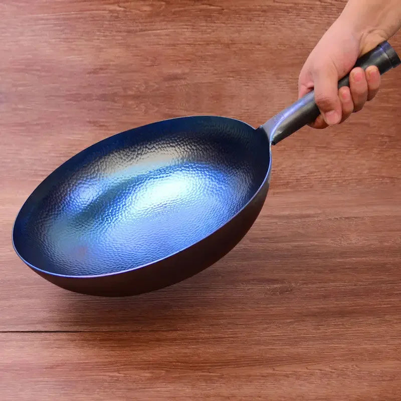 🔥 Handgemaakte Chinese gietijzeren wok – De kunst van authentiek koken! 🍳✨