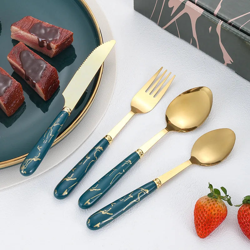 Elegante 24-delige set van messen, vorken en lepels van roestvrij staal met marmeren handvat, geschikt voor hotel evenementen en gastronomische diners.