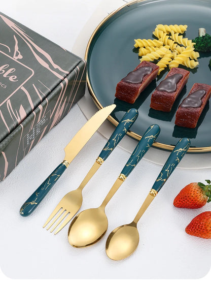 Elegante 24-delige set van messen, vorken en lepels van roestvrij staal met marmeren handvat, geschikt voor hotel evenementen en gastronomische diners.