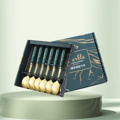 Elegante 24-delige set van messen, vorken en lepels van roestvrij staal met marmeren handvat, geschikt voor hotel evenementen en gastronomische diners.