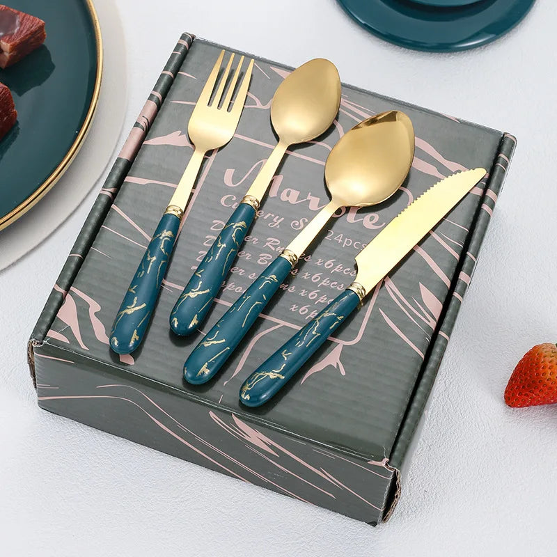 Elegante 24-delige set van messen, vorken en lepels van roestvrij staal met marmeren handvat, geschikt voor hotel evenementen en gastronomische diners.