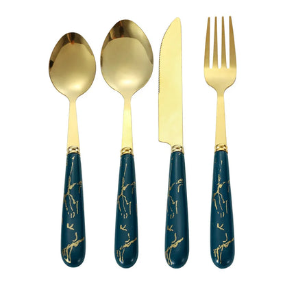 Elegante 24-delige set van messen, vorken en lepels van roestvrij staal met marmeren handvat, geschikt voor hotel evenementen en gastronomische diners.
